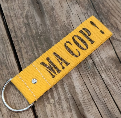 Porte-clés jaune avec l'inscription "MA COP !" en lettres noires.