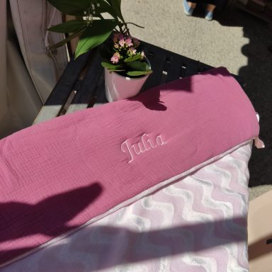 Couverture rose avec le nom "Julia" brodé.
